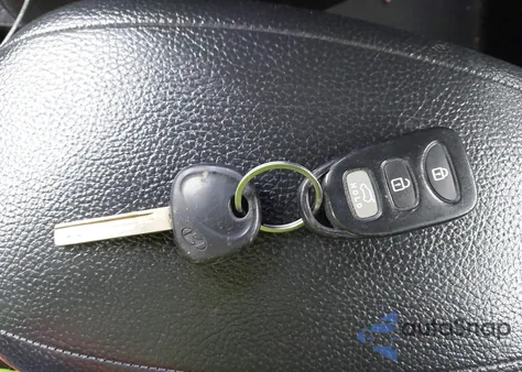 2012 Hyundai Veloster Base W/Black z USA, uszkodzony, nr VIN KMHTC6AD5CU025235